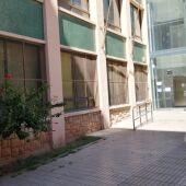 Antigua biblioteca del carrer Solades, donde está previsto el centro de salud de Torrehermosa. 
