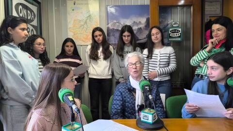 Josefina con las alumnas del Casanova