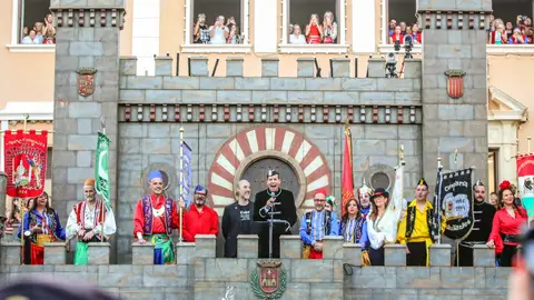 Uno de los actos de los Moros y Cristianos de Elda, declarados Fiestas de Interés Turístico Internacional. Uno de los actos de los Moros y Cristianos de Elda, declarados Fiestas de Interés Turístico Internacional.
