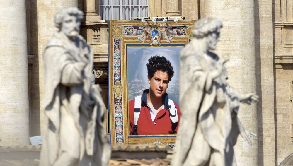 Imagen de Carlo Acutis durante su canonización