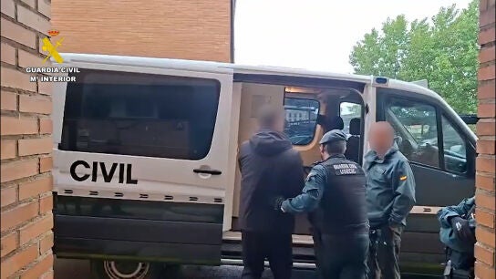 La Guardia Civil conduce a uno de los detenidos
