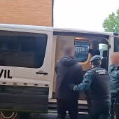 La Guardia Civil conduce a uno de los detenidos
