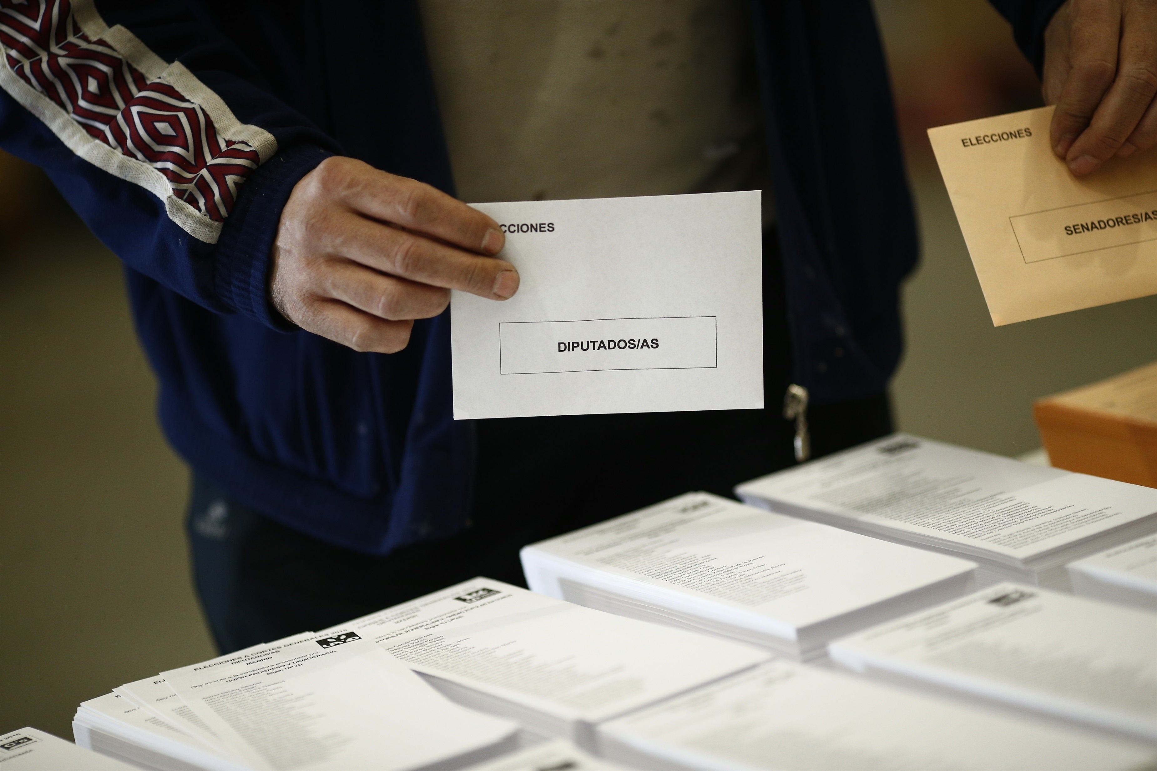 Imagen de archivo de una persona ejerciendo su derecho a voto. Imagen de archivo de una persona ejerciendo su derecho a voto.