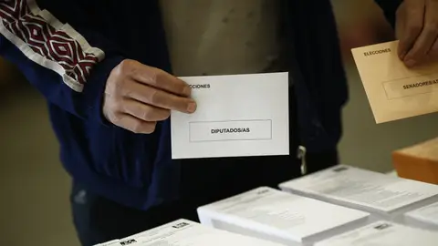 Imagen de archivo de una persona ejerciendo su derecho a voto. Imagen de archivo de una persona ejerciendo su derecho a voto.
