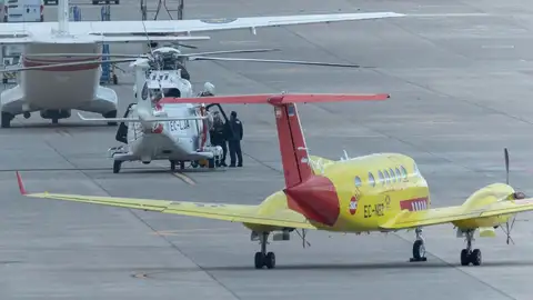 Los dos pacientes evacuados del crucero MV Hondius por un avión ambulancia con síntomas de haberse contagiado en el brote de hantavirus han abandonado esta madrugada el aeropuerto de Gran Canaria con destino a Países Bajos en una segunda aeronave. Imagen tomada el miércoles de una aeronave del Servicio Canario de la Salud en el aeropuerto de Gran Canaria junto a un avión y un helicóptero de Salvamento Marítimo durante la estancia del avión ambulancia en la isla Los dos pacientes evacuados del crucero MV Hondius por un avión ambulancia con síntomas de haberse contagiado en el brote de hantavirus han abandonado esta madrugada el aeropuerto de Gran Canaria con destino a Países Bajos en una segunda aeronave. Imagen tomada el miércoles de una aeronave del Servicio Canario de la Salud en el aeropuerto de Gran Canaria junto a un avión y un helicóptero de Salvamento Marítimo durante la estancia del avión ambulancia en la isla