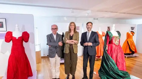 El vestuario de Teresa Berganza se expone en Granada: 20 vestidos de alta costura en la Sala Zaida El vestuario de Teresa Berganza se expone en Granada: 20 vestidos de alta costura en la Sala Zaida