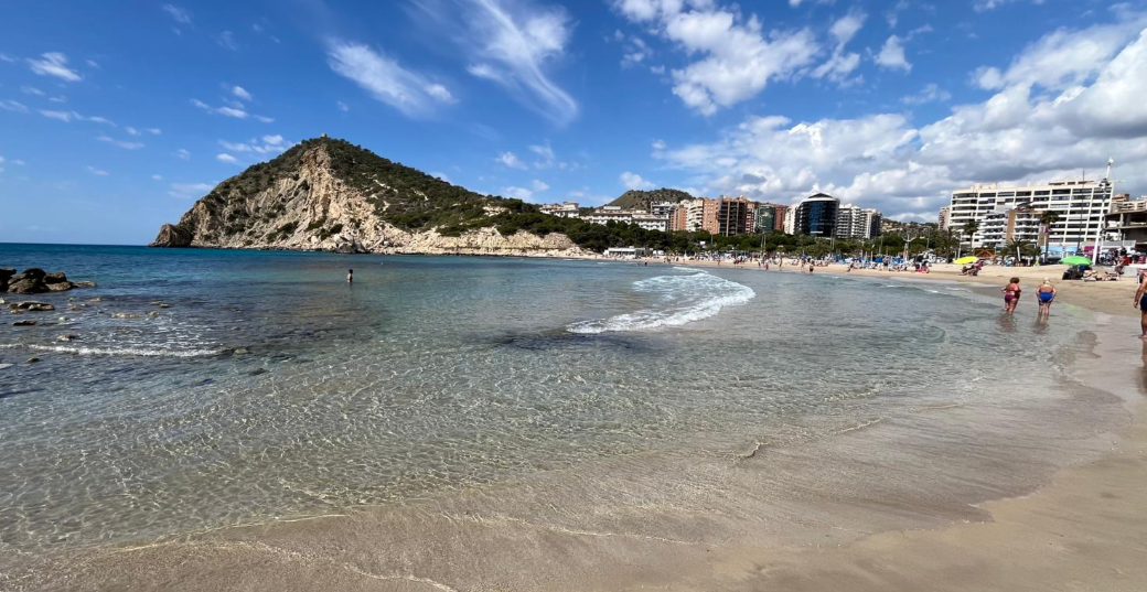La polémica por la Bandera Azul de la Cala de Finestrat vuelve a enfrentar a gobierno y oposición La polémica por la Bandera Azul de la Cala de Finestrat vuelve a enfrentar a gobierno y oposición