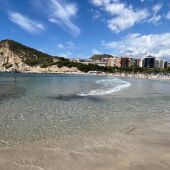 La polémica por la Bandera Azul de la Cala de Finestrat vuelve a enfrentar a gobierno y oposición