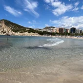 La polémica por la Bandera Azul de la Cala de Finestrat vuelve a enfrentar a gobierno y oposición La polémica por la Bandera Azul de la Cala de Finestrat vuelve a enfrentar a gobierno y oposición