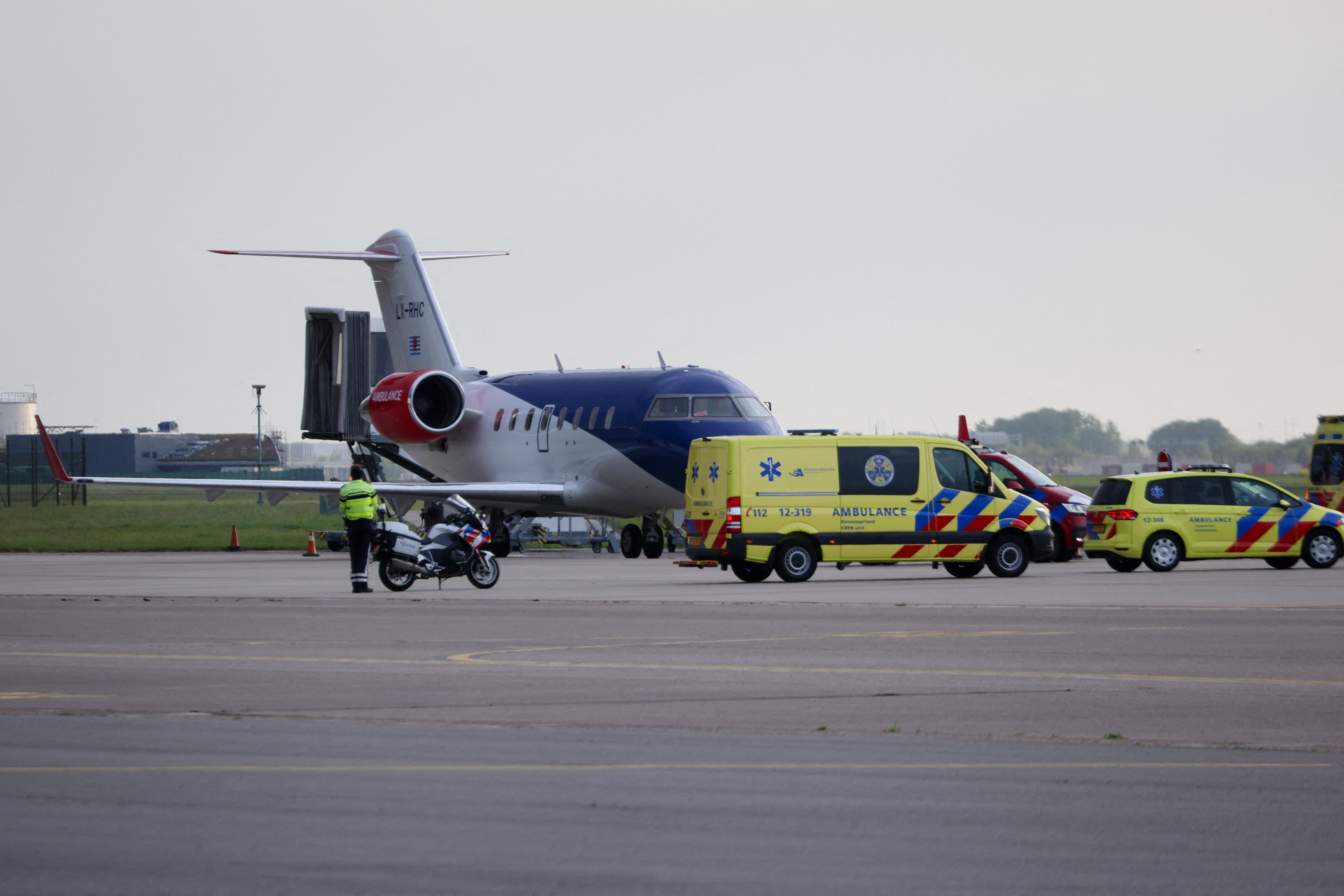 Ambulancias estacionadas junto a un avión que transportaba pacientes con hantavirus a su llegada al aeropuerto de Schiphol, cerca de Ámsterdam, Países Bajos, Ambulancias estacionadas junto a un avión que transportaba pacientes con hantavirus a su llegada al aeropuerto de Schiphol, cerca de Ámsterdam, Países Bajos,