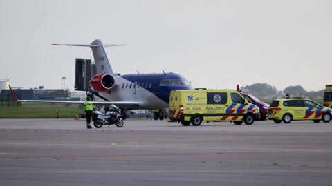 Ambulancias estacionadas junto a un avi&oacute;n que transportaba pacientes con hantavirus a su llegada al aeropuerto de Schiphol, cerca de &Aacute;msterdam, Pa&iacute;ses Bajos/ REUTERS/Nicolas Economou