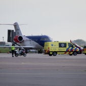 Ambulancias estacionadas junto a un avión que transportaba pacientes con hantavirus a su llegada al aeropuerto de Schiphol, cerca de Ámsterdam, Países Bajos/ REUTERS/Nicolas Economou