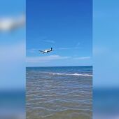 Alerta en Cullera por una avioneta que volaba muy cerca del mar