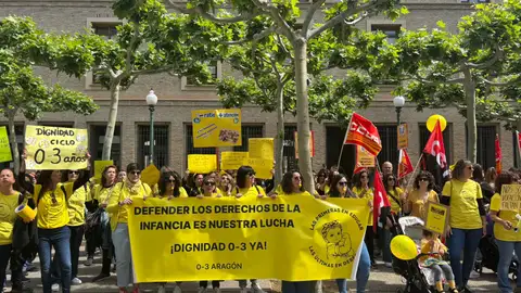 Los educadores de 0 a 3 años exigen aumentar las ratios en Aragón Los profesionales se han concentrado a las puertas del Edificio Pignatelli