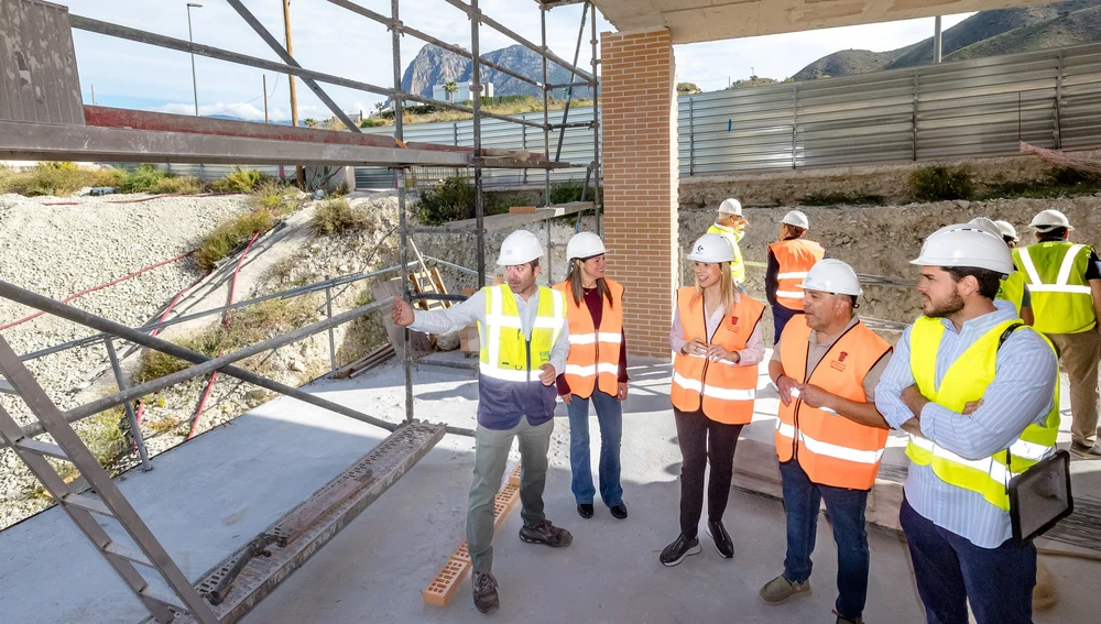 La Alcaldesa, Nati Algado, visita las obras del Instituto de Finestrat La Alcaldesa, Nati Algado, visita las obras del Instituto de Finestrat