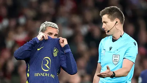 El Atlético mostró su malestar a la UEFA por el arbitraje ante el Arsenal El Atlético mostró su malestar a la UEFA por el arbitraje ante el Arsenal