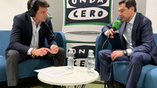 Juanma Moreno en una entrevista con el director de informativos de Onda Cero Andaluc&iacute;a, Juancho Font&aacute;n