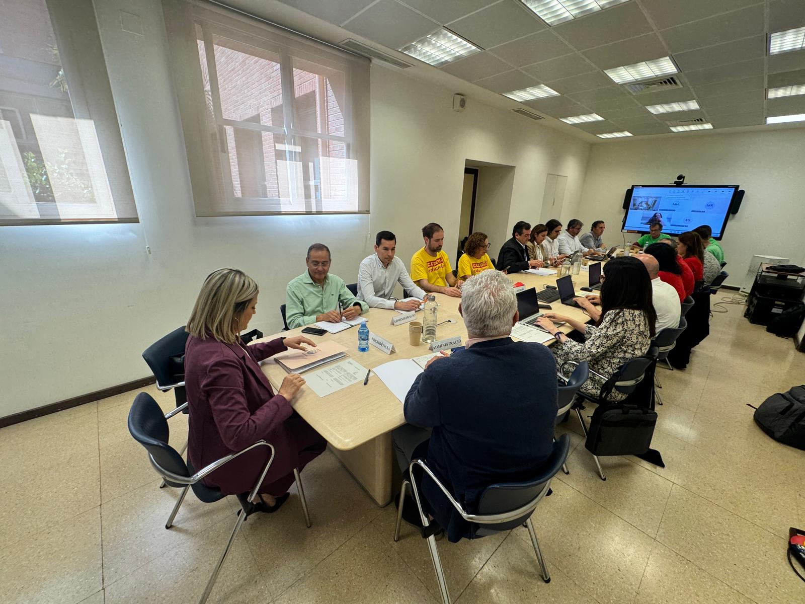 Los sindicatos rechazan la "irrisoria" propuesta de subida salarial de Educación y mantienen la huelga Los sindicatos rechazan la "irrisoria" propuesta de subida salarial de Educación y mantienen la huelga
