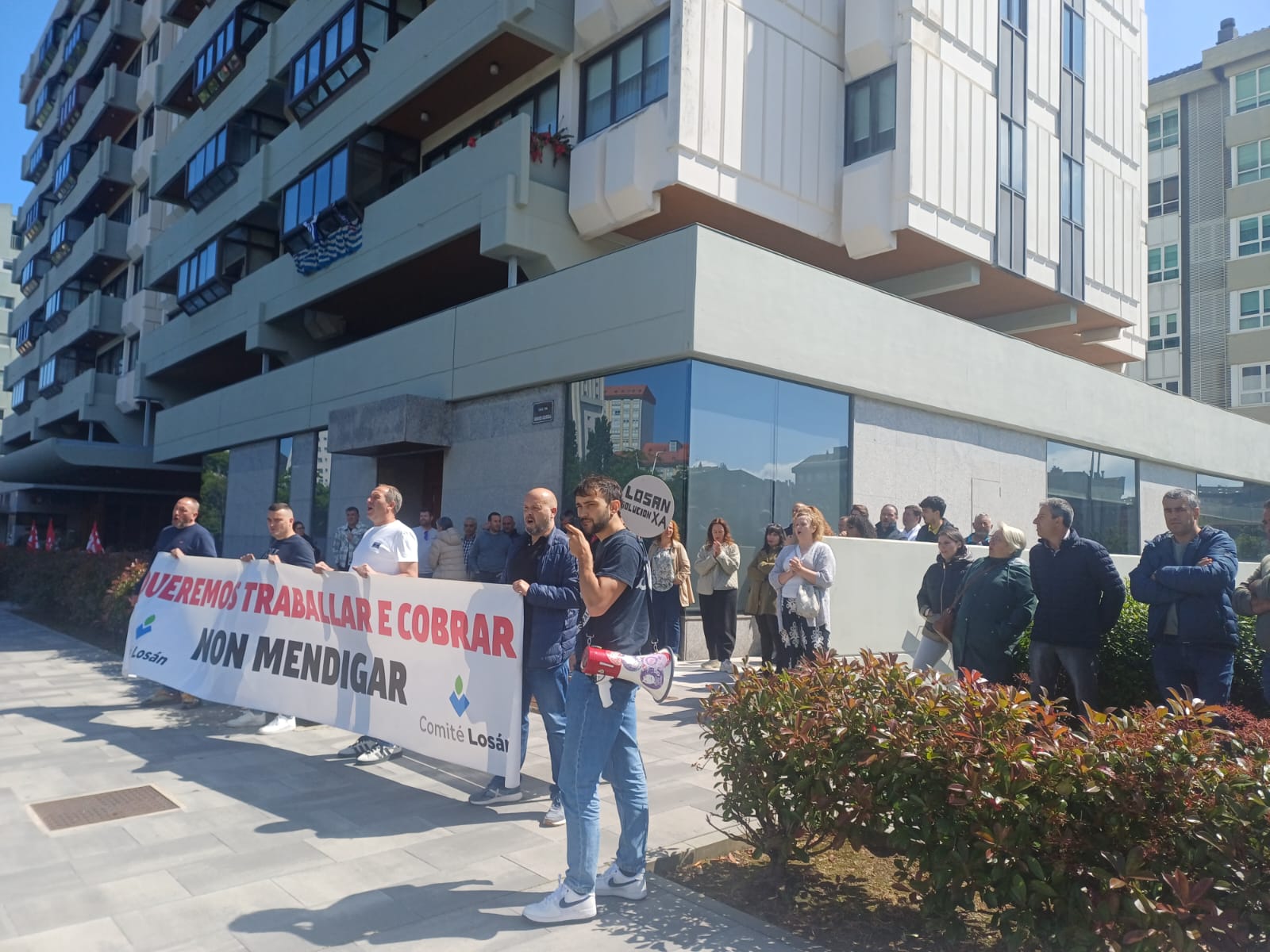 Os traballadores de Losán na Coruña protestan pola falta dun plan de viabilidade e estar sin cobrar as últimas cinco nóminas Os traballadores de Losán na Coruña protestan pola falta dun plan de viabilidade e estar sin cobrar as últimas cinco nóminas