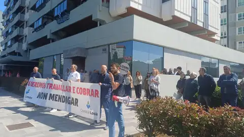 Protesta dos traballadores do grupo Losán diante da central, na Coruña Reclaman un plan de viabilidade para a empresa.