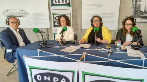 Juan Luis Ruiz L&oacute;pez, alcalde de Vilanova i la Geltr&uacute; i Anna Ribera i Cos, regidora de Projecci&oacute; de Ciutat amb Miriam Franch i N&uacute;ria Mora