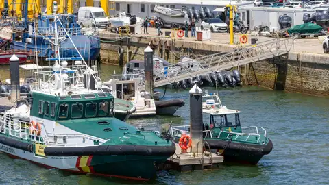 Vista de dos barcos de la Guardia Civil en el muelle de Levante, en Huelva. Vista de dos barcos de la Guardia Civil en el muelle de Levante, en Huelva.