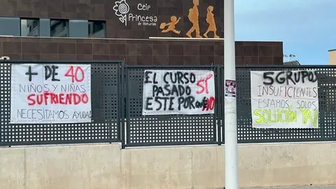 Carteles contra el cambio de instituto de referencia en el colegio Princesa de Asturias de Elche. Carteles contra el cambio de instituto de referencia en el colegio Princesa de Asturias de Elche.