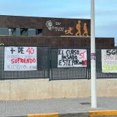 Carteles contra el cambio de instituto de referencia en el colegio Princesa de Asturias de Elche.