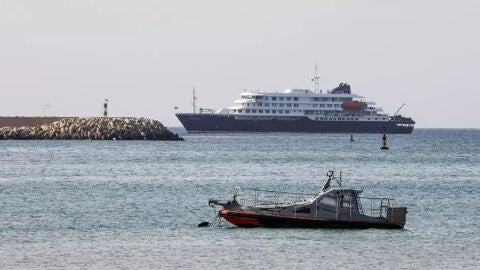 Vista general del crucero holand&eacute;s MV Hondius con brote de hantavirus