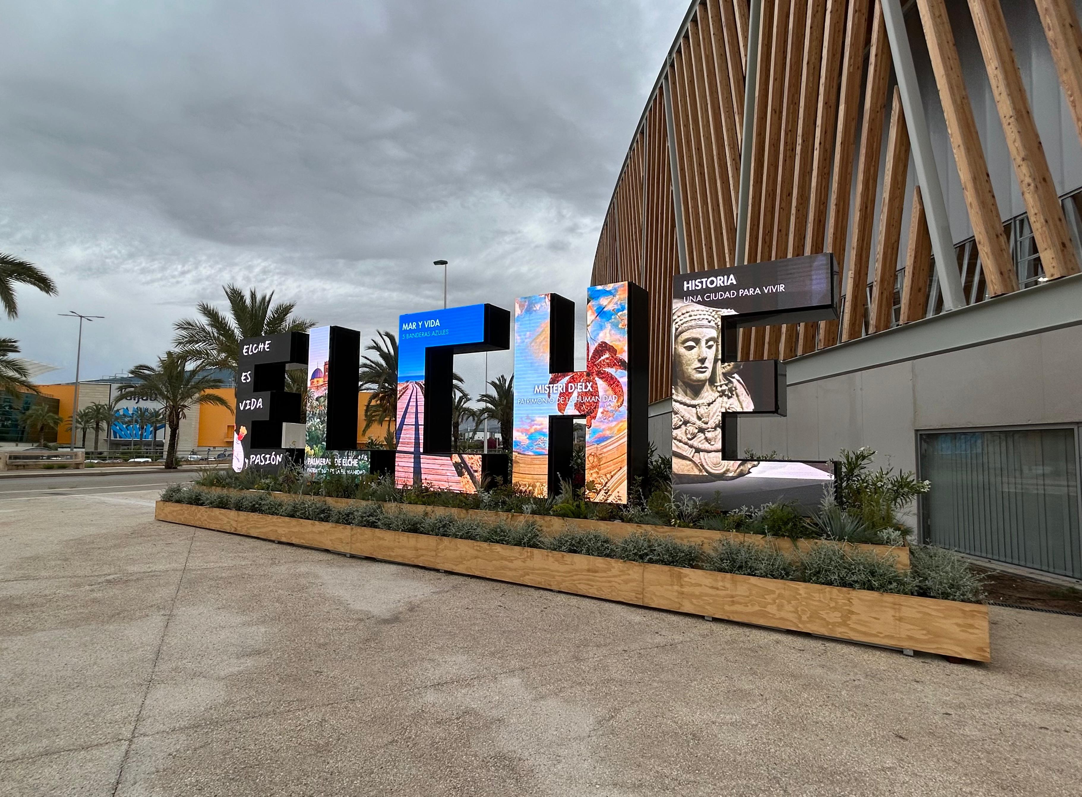 El Ayuntamiento de Elche innova con señalización electrónica y pone en marcha la renovación del Parque del 9 de octubre El Ayuntamiento de Elche innova con señalización electrónica y pone en marcha la renovación del Parque del 9 de octubre