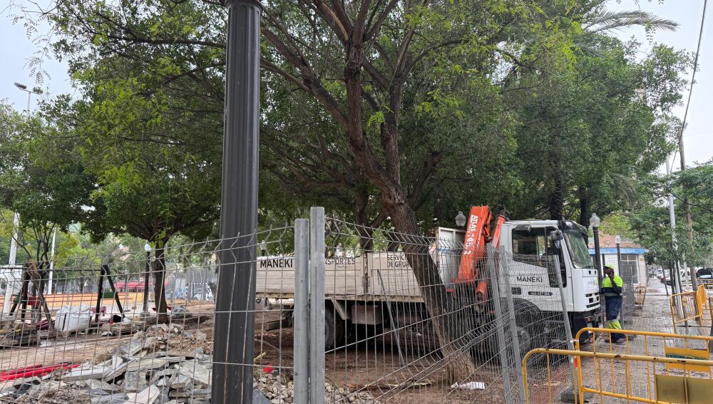 Obras de remodelación en el Parque del 9 de octubre de Elche.