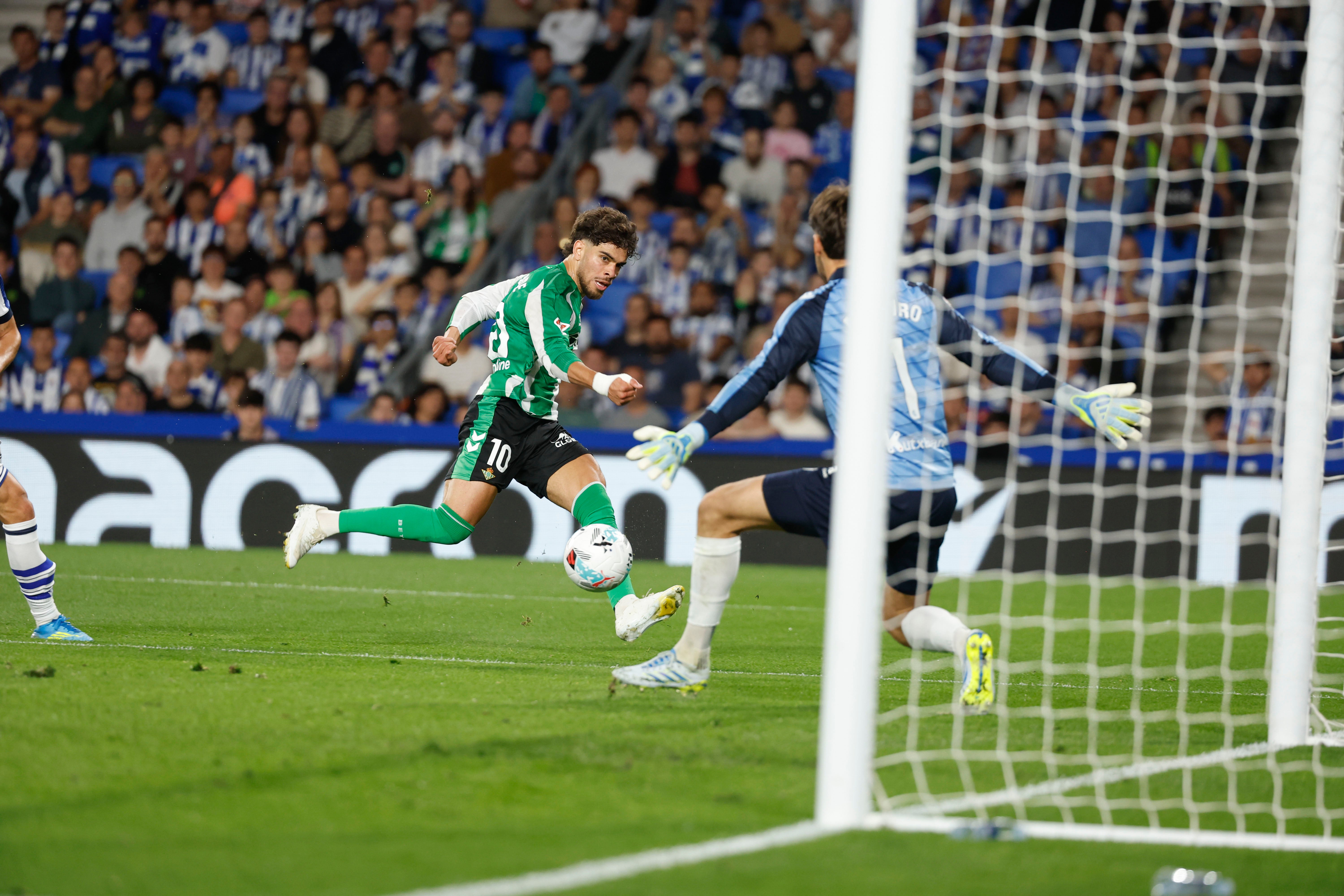 El Betis se deja dos puntos en Anoeta y la pelea por la Champions sigue viva El Betis se deja dos puntos en Anoeta y la pelea por la Champions sigue viva