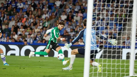 Abde dispara ante Álex Remiro. Abde dispara ante Álex Remiro.