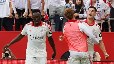 Akor Adams y Castrin, autores de los goles del Sevilla. Akor Adams y Castrin, autores de los goles del Sevilla.