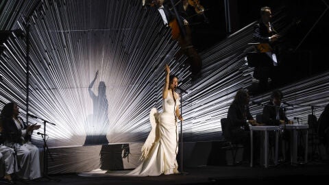 Rosal&iacute;a cant&oacute; 'Reliquia' y 'La Perla' sobre el Guadalquivir