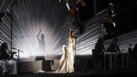 Rosalía cantó 'Reliquia' y 'La Perla' sobre el Guadalquivir Rosalía cantó 'Reliquia' y 'La Perla' sobre el Guadalquivir