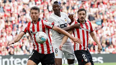 El Valencia frena la carrera europea del Athletic y acaricia la salvación El Valencia frena la carrera europea del Athletic y acaricia la salvación