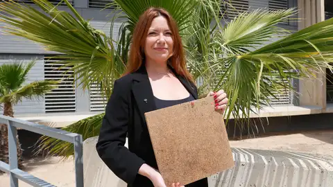 Berta Fernández, directora general de ‘Tarevé’, spin off del Parque Científico de la UMH de Elche, con una muestra del material desarrollado. Berta Fernández, directora general de ‘Tarevé’, spin off del Parque Científico de la UMH de Elche, con una muestra del material desarrollado.