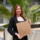 Berta Fernández, directora general de ‘Tarevé’, spin off del Parque Científico de la UMH de Elche, con una muestra del material desarrollado.