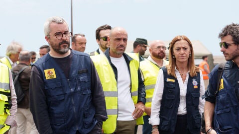 La directora general de Protecci&oacute;n Civil, Virginia Barcones (d), el secretario de Estado de Sanidad, Javier Padilla (i), y el viceconsejero de la Presidencia del Gobierno de Canarias, Alfonso Cabello