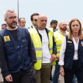 La directora general de Protección Civil, Virginia Barcones (d), el secretario de Estado de Sanidad, Javier Padilla (i), y el viceconsejero de la Presidencia del Gobierno de Canarias, Alfonso Cabello