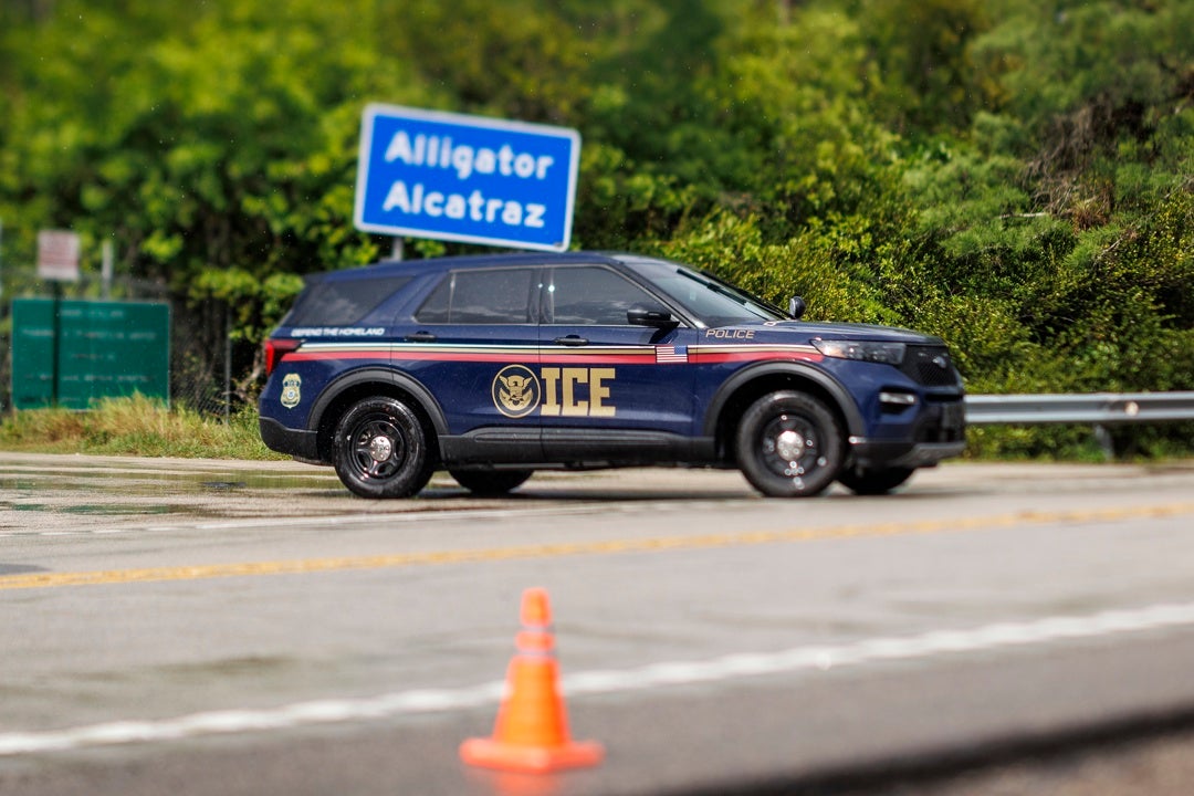 Un coche del ICE frente al centro de detención Alligator Alcatraz Un coche del ICE frente al centro de detención Alligator Alcatraz