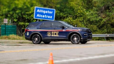 Un coche del ICE frente al centro de detenci&oacute;n Alligator Alcatraz