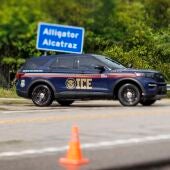 Un coche del ICE frente al centro de detención Alligator Alcatraz