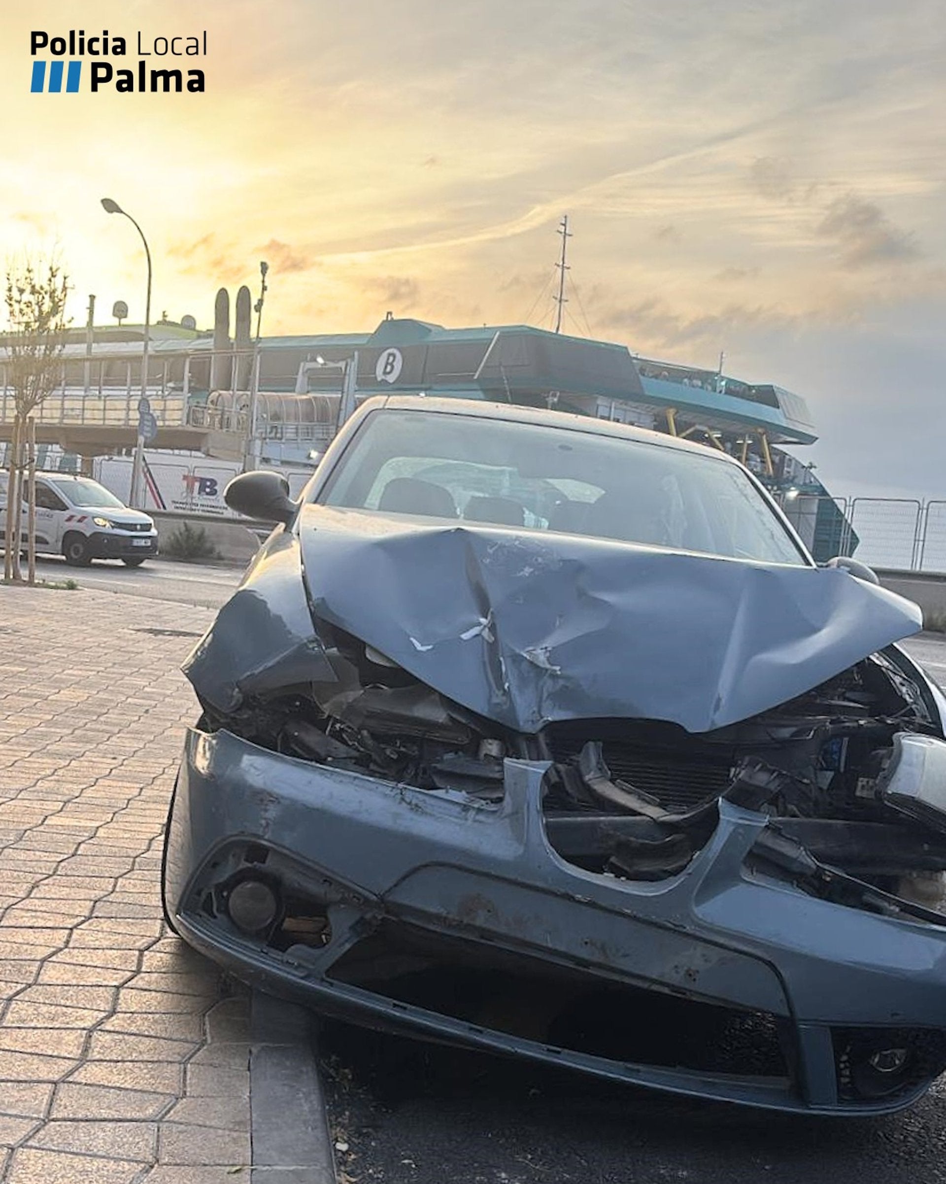 Un conductor ebrio embiste a una moto y un coche en un semáforo en rojo en Palma, aunque se deja la matrícula Un conductor ebrio embiste a una moto y un coche en un semáforo en rojo en Palma, aunque se deja la matrícula