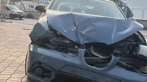 Un conductor ebrio embiste a una moto y un coche en un semáforo en rojo en Palma, aunque se deja la matrícula Un conductor ebrio embiste a una moto y un coche en un semáforo en rojo en Palma, aunque se deja la matrícula