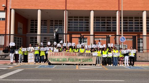 La educación pública valenciana afronta una huelga indefinida que llena de incertidumbre el final del curso escolar La educación pública valenciana afronta una huelga indefinida que llena de incertidumbre el final del curso escolar