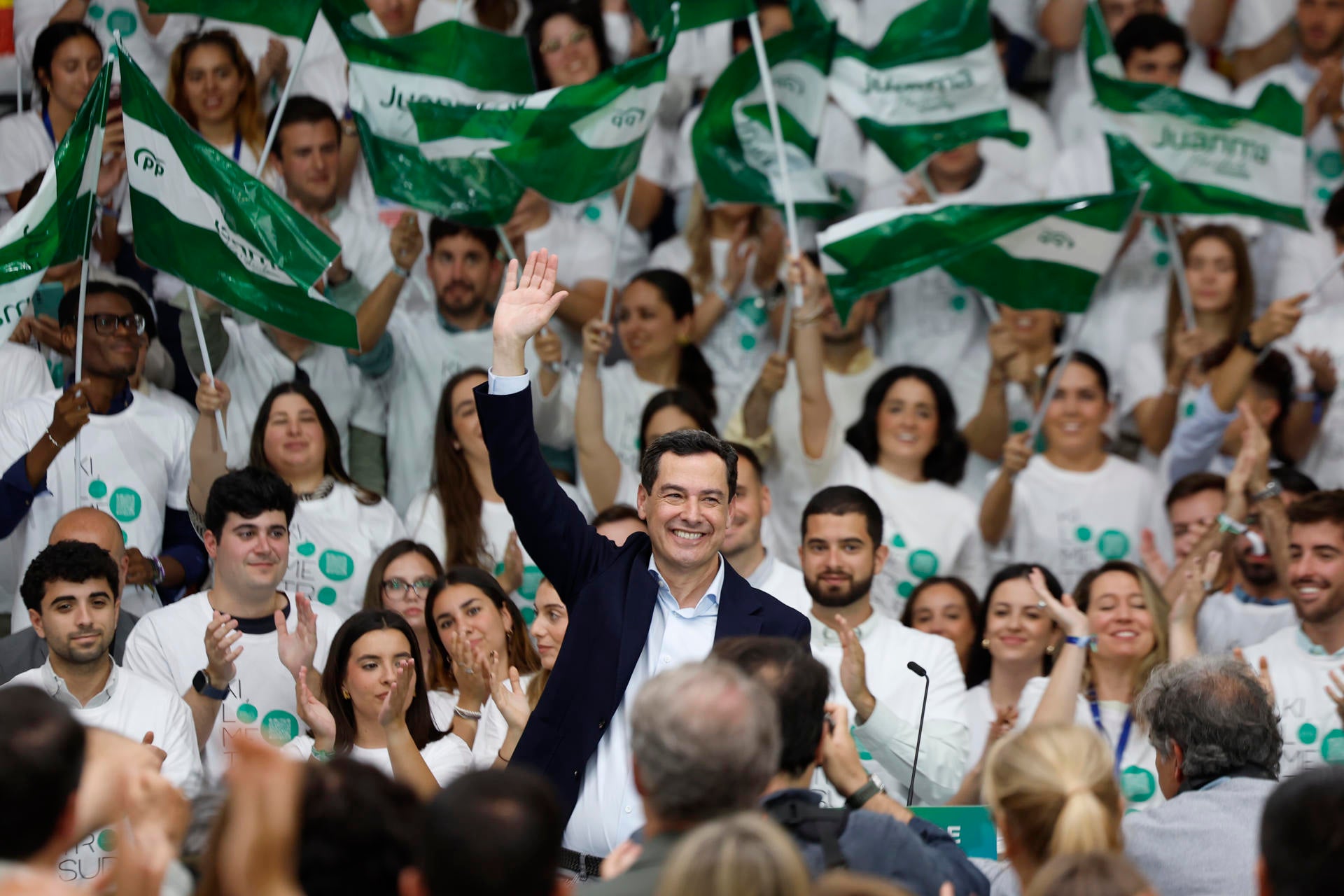 Juanma Moreno apunta a la mayoría absoluta en Andalucía con suelo histórico para el PSOE y frenazo de Vox Juanma Moreno apunta a la mayoría absoluta en Andalucía con suelo histórico para el PSOE y frenazo de Vox
