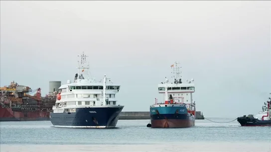 El MV Hondius, afectado por el hantavirus, reposta en el puerto de Tenerife antes de su evacuación final. El MV Hondius, afectado por el hantavirus, reposta en el puerto de Tenerife antes de su evacuación final.