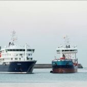 El MV Hondius, afectado por el hantavirus, reposta en el puerto de Tenerife antes de su evacuación final.
